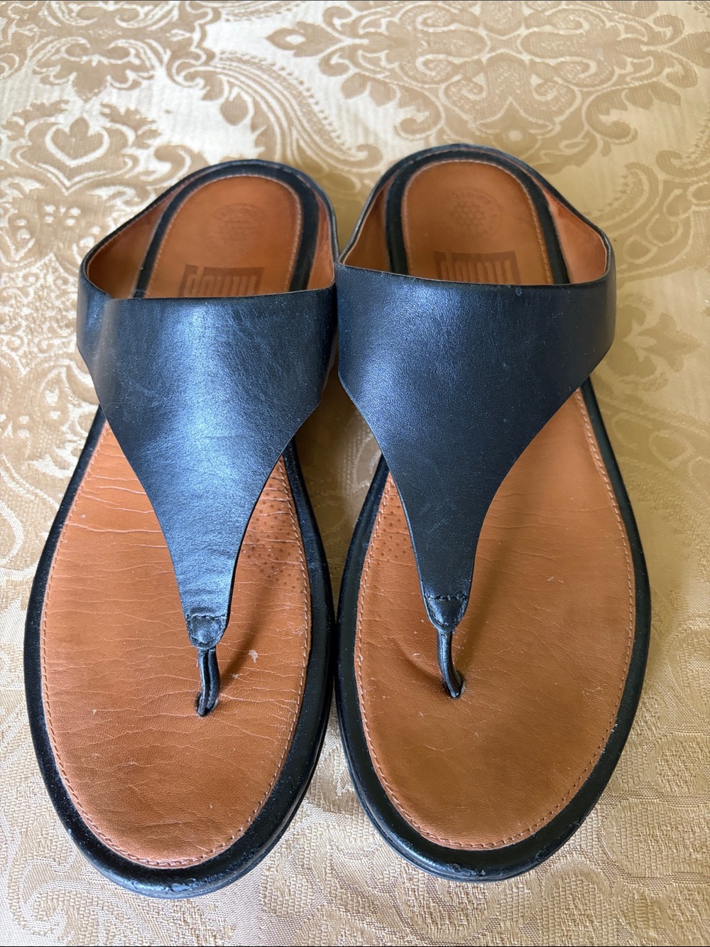 Fitflop Black Leather Thong Sandals with Brown Footbed Size US8